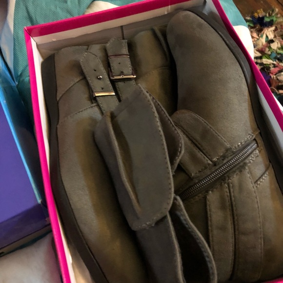 Brand new boots - Picture 2 of 3